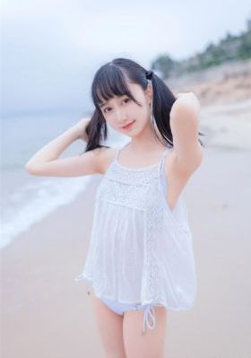 边亲边把手放衣服里发出声音