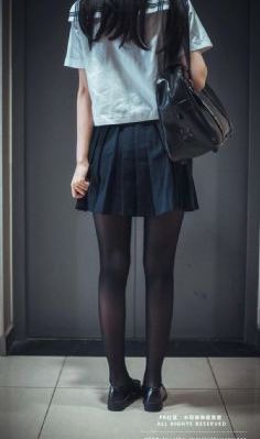 美女把胸全部露出